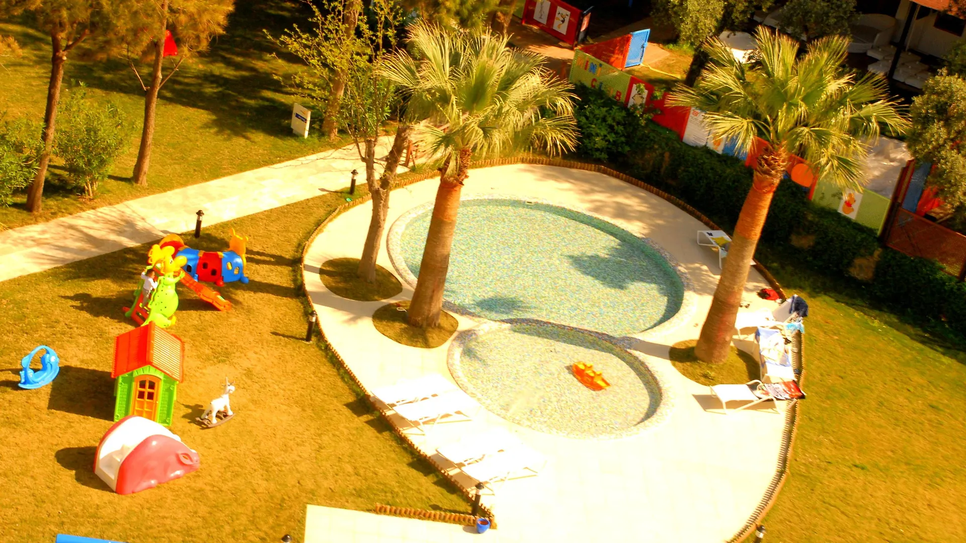 Le Bleu Hotel & Resort Kusadası 5*,