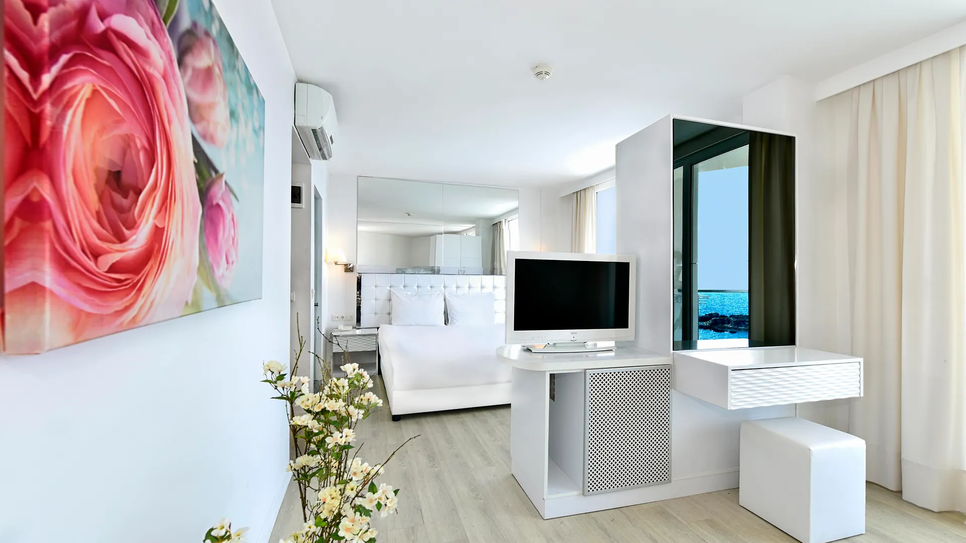 Le Bleu Hotel & Resort Kusadasi 5*,